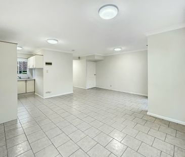 Spacious Two Storey Townhouse ! - Photo 2