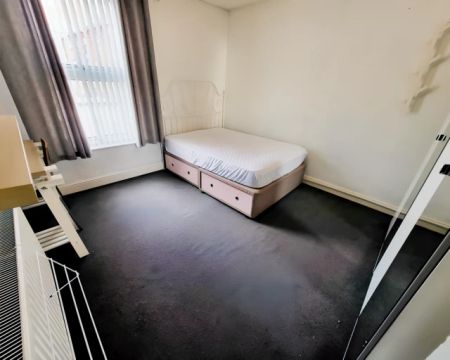 4 Bed 2 Bath - Photo 4