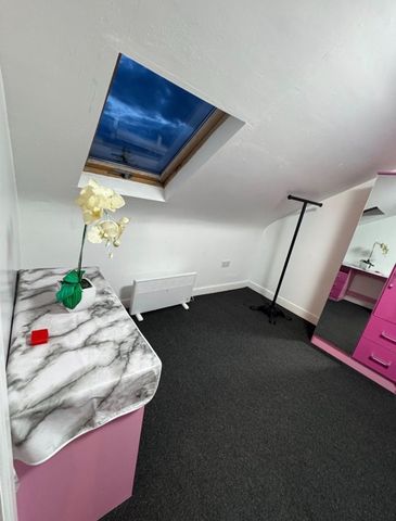 1 Bed Flat, Ilford, IG3 - Photo 2