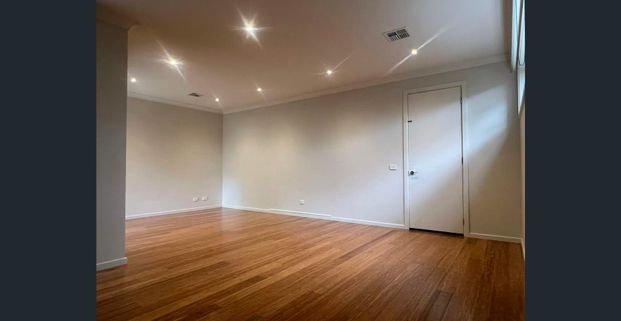 Beautiful 3 Bedrooms and 2 bathrooms townhouse - Photo 1