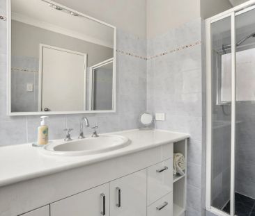 Modern, low-maintenance villa just minutes from the coast. - Photo 1