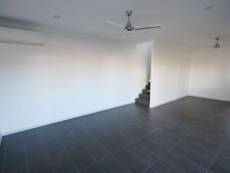 Beautiful Home with large side access! - Photo 2