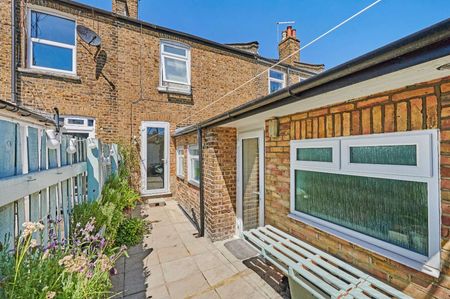 Charming two bedroom house with south-facing patio garden - Photo 3