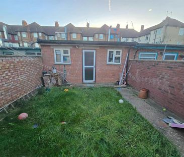 3 bedroom terraced house to rent - Photo 6