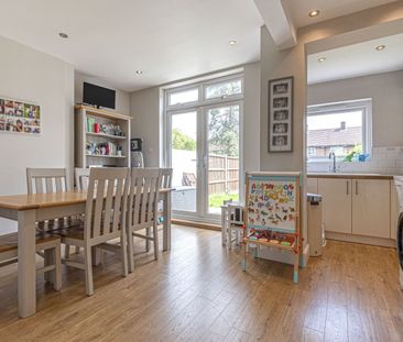 Semi-detached House to rent - Merchland Road, London, SE9 - Photo 3