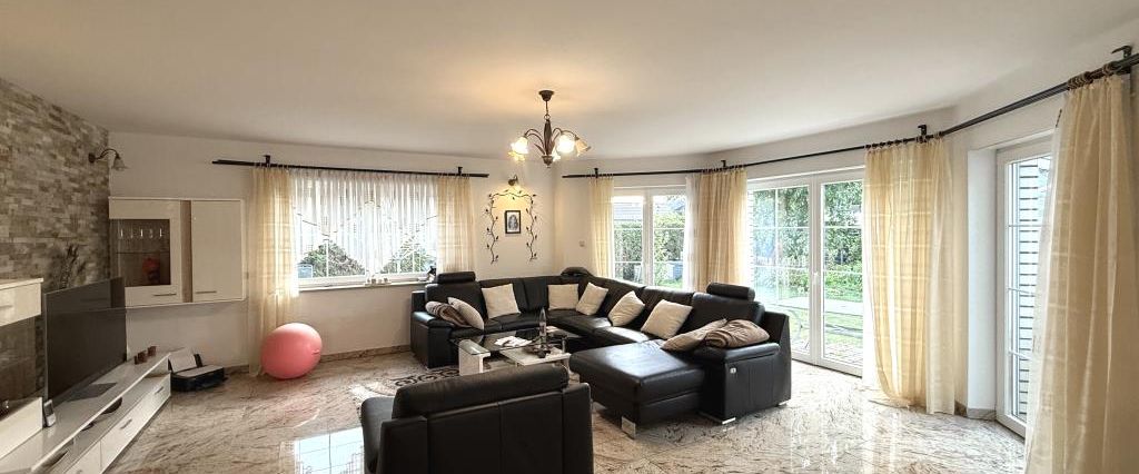 Gepflegte Doppelhaushälfte mit großer Doppelgarage in grüner Umgebung - Photo 1