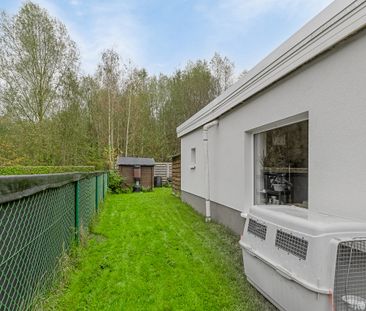 Rustig gelegen, knusse gelijkvloerse woning met garage. - Photo 1