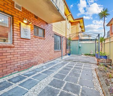 Villa Style Unit with Beautiful Courtyard - Photo 1