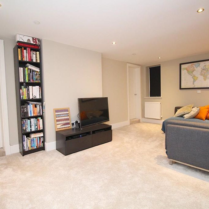 2 bedroom mews to rent - Photo 1