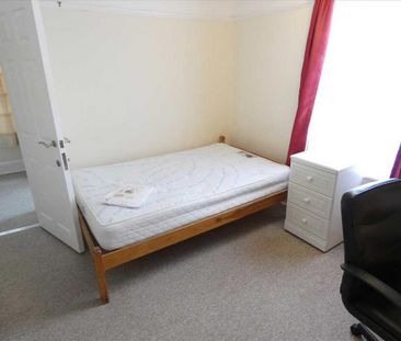 4 bedroom detached house to rent - Photo 2