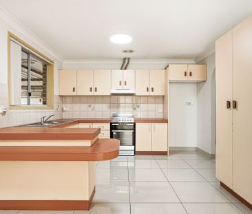 Spacious 4-Bedroom Family Home with a Spacious Sunroom & Large Outd... - Photo 3