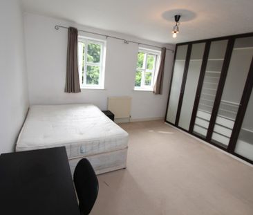 STUDENT Four Bedroom House – Donald Woods Gardens (Surbiton, KT5) - Photo 2