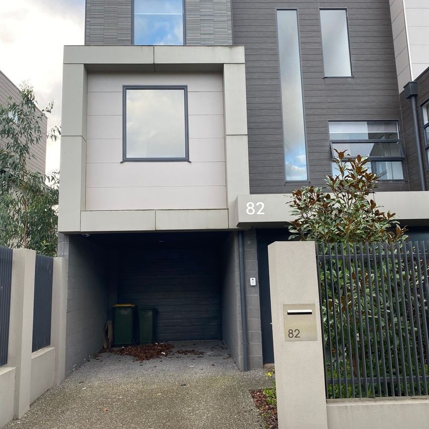 STYLISH THREE BEDROOM TOWNHOUSE - Photo 1