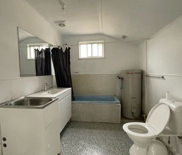 2 Bedroom Home With Lock Up Garage - Lawns Included in Rent - Photo 3