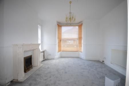 4 bedroom Semi-detached house To Let - Photo 5