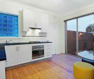 Charming 2-3 Bedroom Home with Private Courtyard - Photo 6