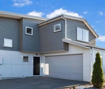 4 Bed And 2 Bathroom Modern Home - Photo 3