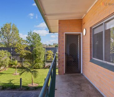 Modern, Light-Filled Upstairs 2 Bedroom Unit in Secure Small Group - Photo 4