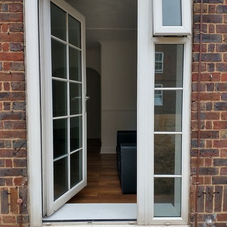 Room in a Shared Flat, Bromley High Street, E3 - Photo 4