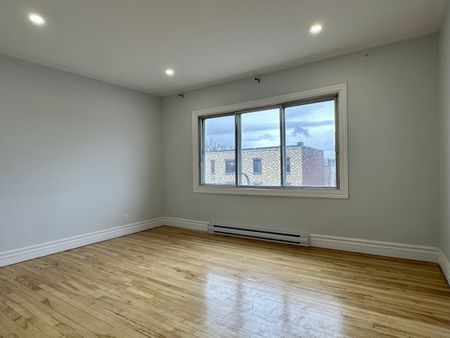Parc-Ex : logement rénové de 2 chambres et 1000 p.c. offert en location non meublée ! - Photo 5