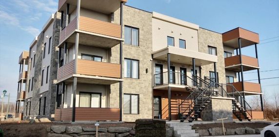 Superbe 4 1/2 + B, LÉVIS, (St-David), 3ième étage, air clim, 2 STATIONNEMENTS EXTÉRIEURS INCLUS, LIBRE LE 1ier juillet 2026. - Photo 2