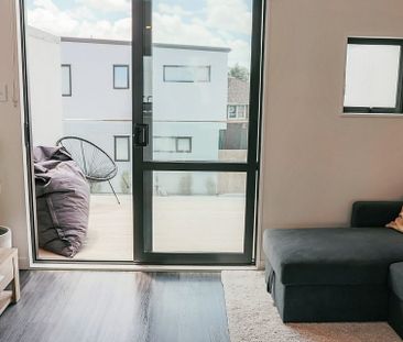 Modern Townhouse, 2 Bedroom + Study with Garage - Photo 4