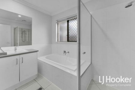 Great Location - Two Living Zones - Modern Living! - Photo 4