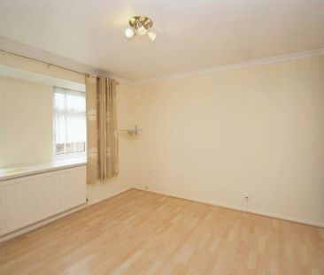 3 bedroom end of terrace house to rent - Photo 2