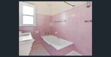 Spacious and Stylish Living in West Wollongong - Photo 5