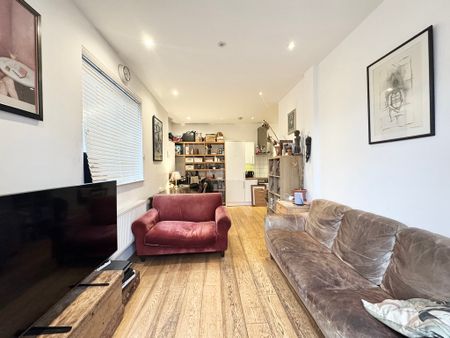 3 Bedroom Apartment, Stanstead Road, London - Photo 3