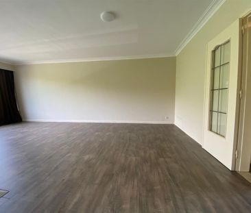 RUIM GERENOVEERD APPARTEMENT MET 2 SLAAPKAMERS, TERRAS EN GARAGEBOX - Photo 2