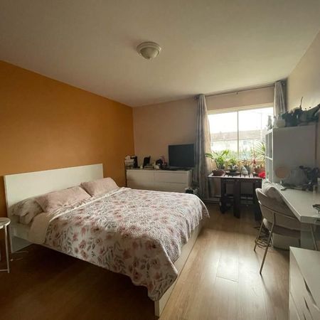 Superbe 4 ½ lumineux – À 8 min de marche du métro De La Concorde -Loyer: $1700 - Photo 4