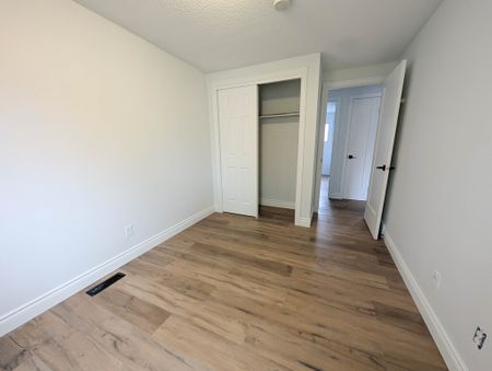 Cozy 5 Bedroom Townhouse in Thorold! - Photo 2