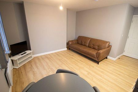 3 bedroom flat to rent - Photo 2