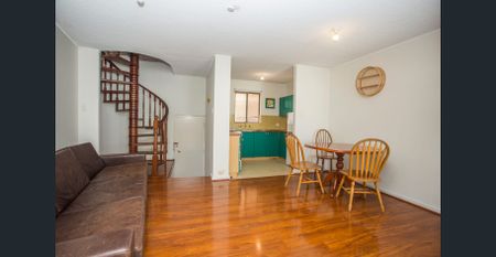 Perfectly Positioned Apartment - Photo 4