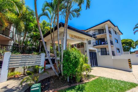 Fully Renovated Luxurious Ground-Floor Corner Apartment with Private Courtyard - Photo 5