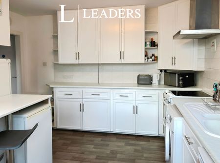 6 bedroom detached to rent Melville Road, Winton - Photo 3