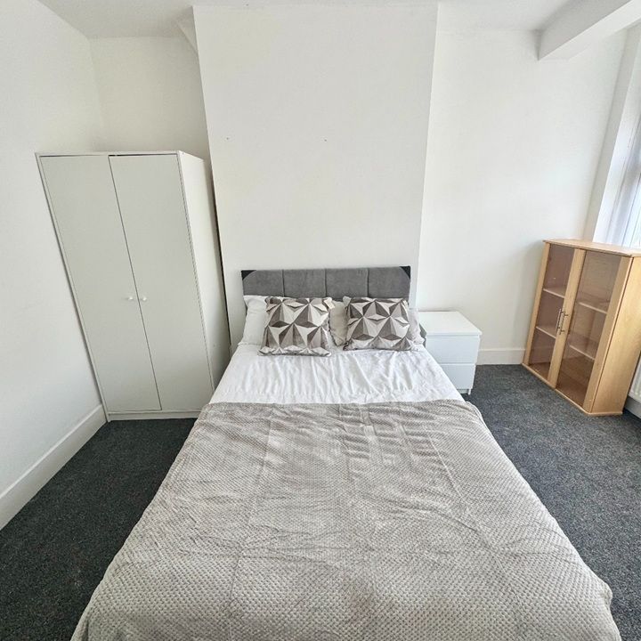 Room in a Shared House, Lawrence Avenue, E12 - Photo 1