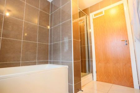 4 bedroom detached house to rent - Photo 4