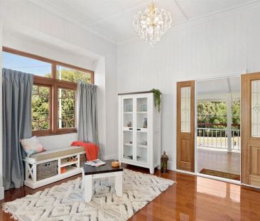 Stunning traditional Queenslander, walk to beach - Photo 1