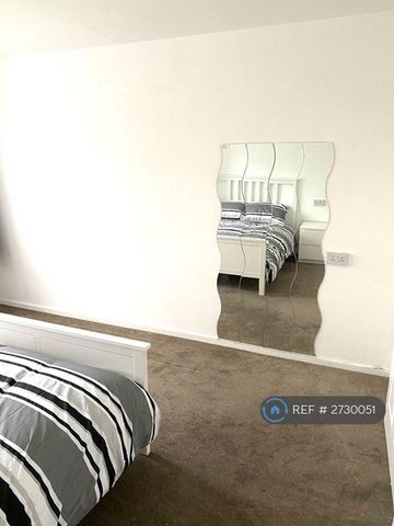 1 bedroom in a flat share to rent - Photo 2