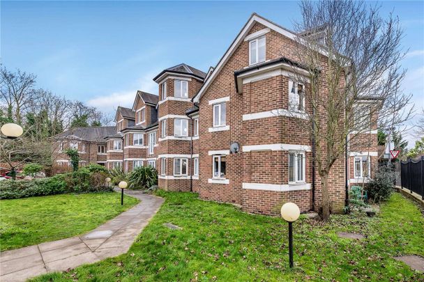 Bright and spacious one bedroom flat benefiting from off-street parking and direct access to communal gardens - Photo 1