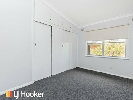 Spacious Three Bedroom Home with High Ceilings - Photo 5