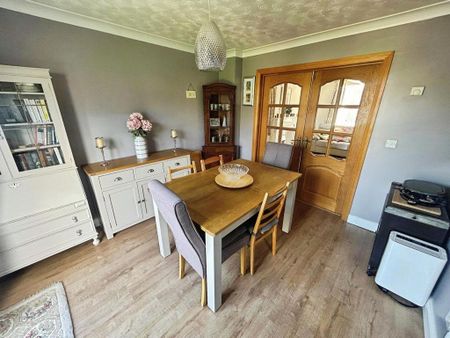 4 bedroom detached house to rent - Photo 3