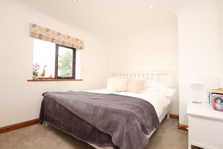 4 bedroom detached house to rent - Photo 4