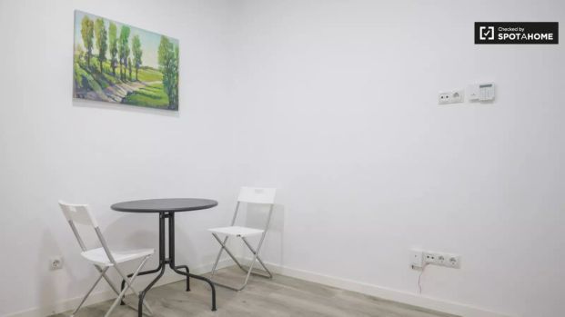 Rooms for rent in 5-bedroom apartment in Portazgo - Photo 1