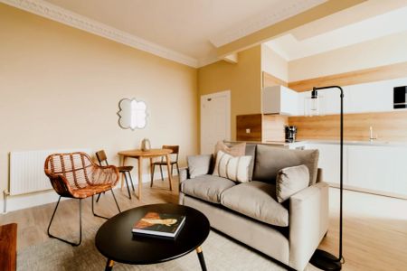 Two-Bedroom Apartment w/ Garden View - Photo 3