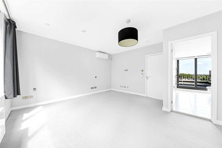 A recently redecorated mid-terrace townhouse, on this quiet road in Primrose Hill Village, opposite the park. - Photo 3