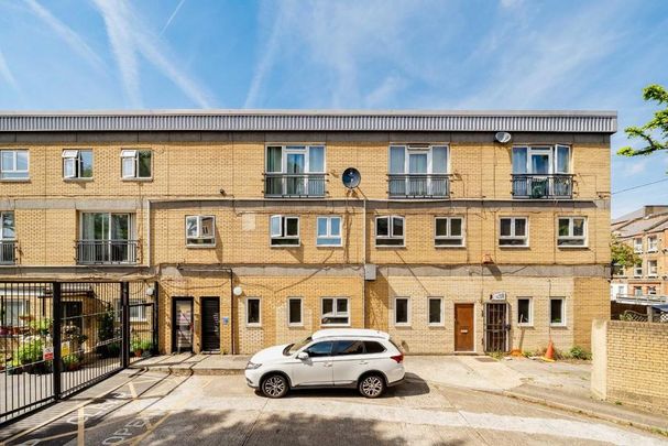 4 bedroom flat to rent - Photo 1