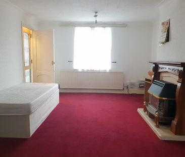 Drenon Square, Middlesex, UB3 - Photo 3